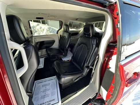 Used 2024 Chrysler Pacifica Touring-L image 13