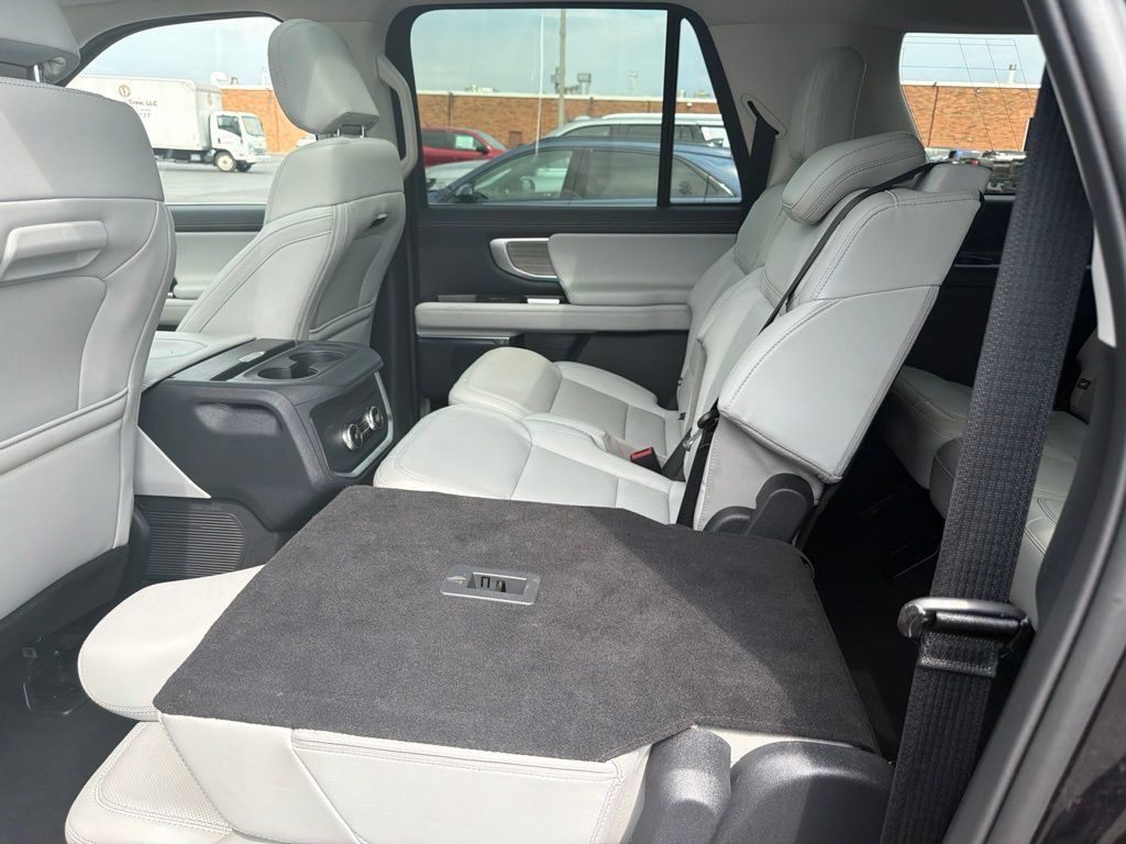 Used 2025 Ford Expedition Max Platinum AWD/4WD image 9