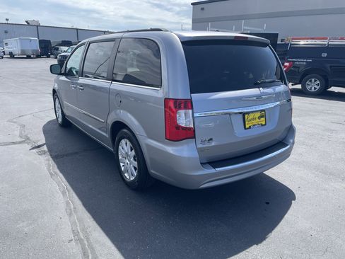 Used 2016 Chrysler Town & Country Touring FWD image 6