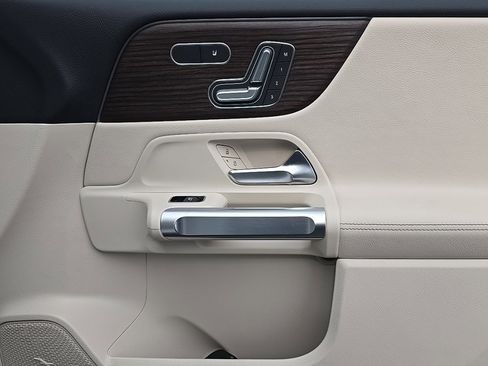 New 2025 Mercedes-Benz GLB 250 4MATIC image 35