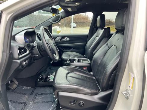 Used 2020 Chrysler Pacifica Touring-L w/ S Appearance Package image 17