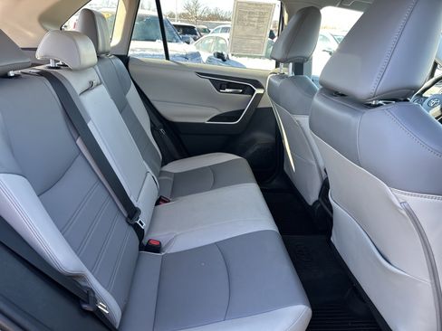 Used 2021 Toyota RAV4 XLE Premium image 17