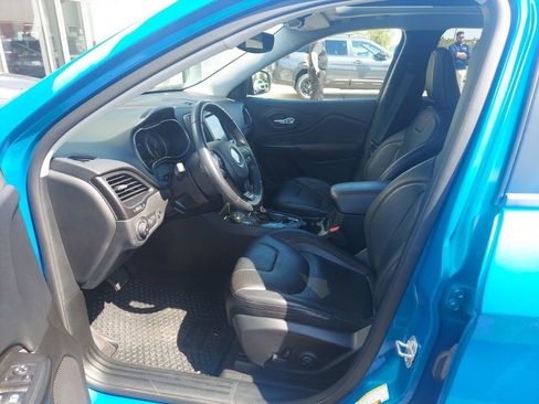 Used 2019 Jeep Cherokee Trailhawk AWD/4WD image 2
