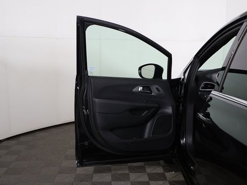 Used 2025 Chrysler Pacifica Select image 18