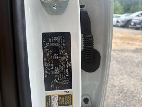 Used 2025 Kia Soul LX w/ LX Technology Package FWD image 25