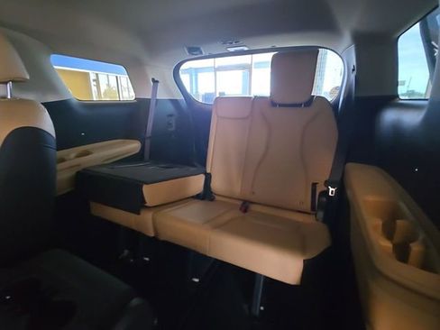 Used 2024 Kia Carnival LX FWD image 22