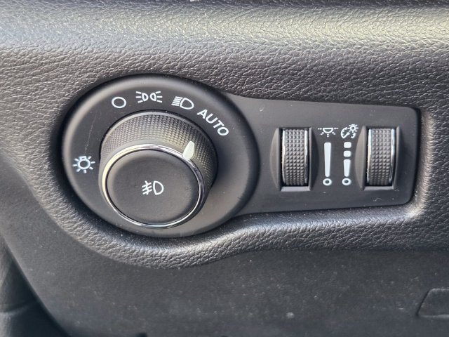 Used 2025 Chrysler Pacifica Select FWD image 23
