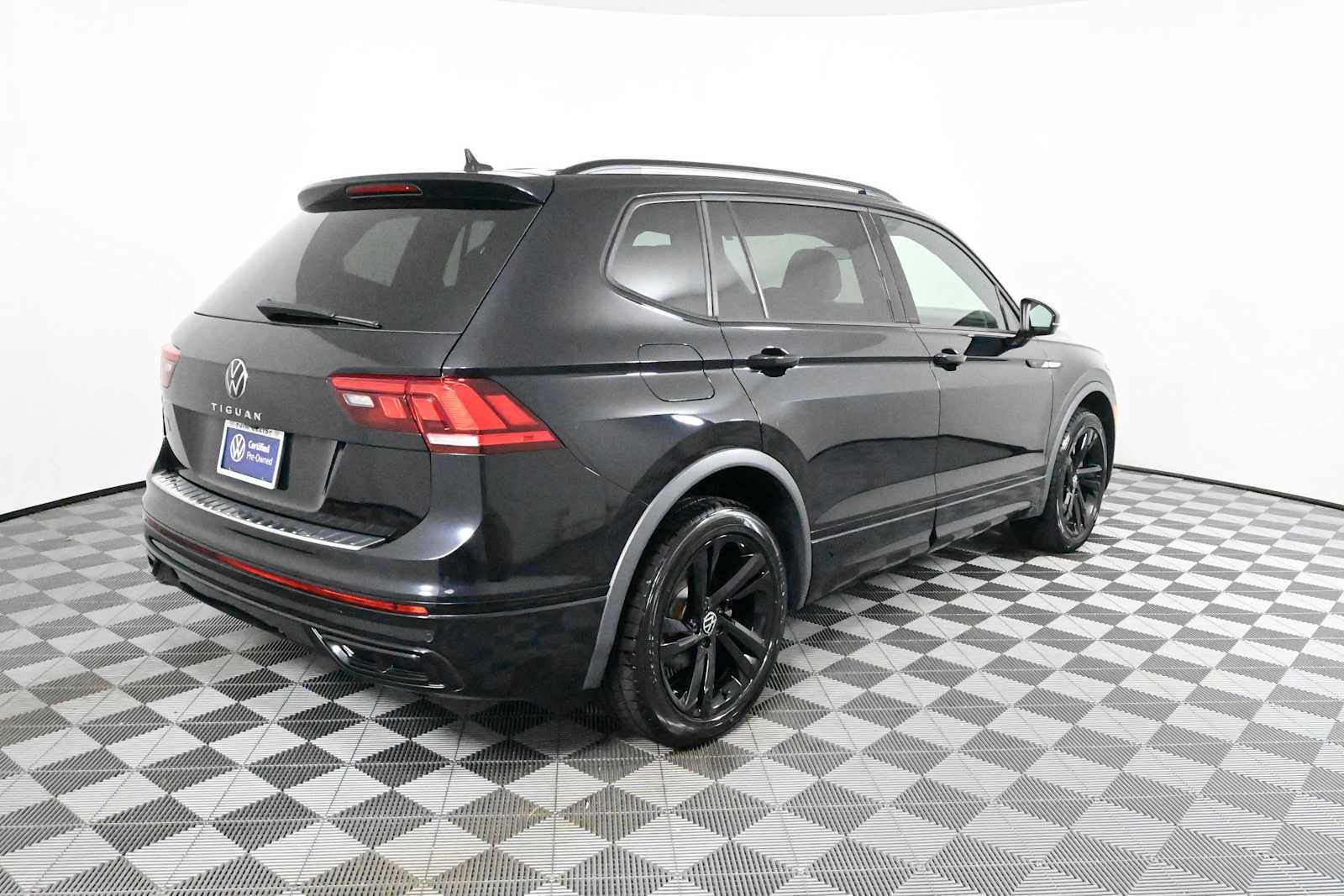 Certified 2023 Volkswagen Tiguan SE R-Line FWD image 7