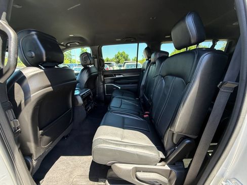 Used 2024 Jeep Wagoneer L Series II w/ Flexible Seating Group RWD image 23