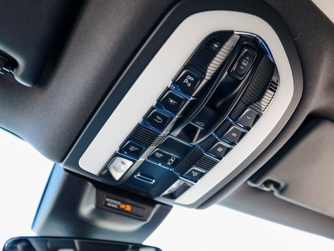 Certified 2025 Porsche Macan Turbo image 21