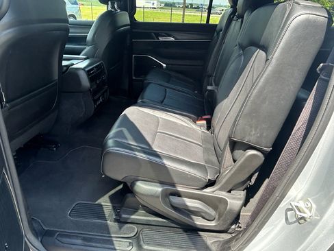 Used 2024 Jeep Wagoneer L Series II image 28