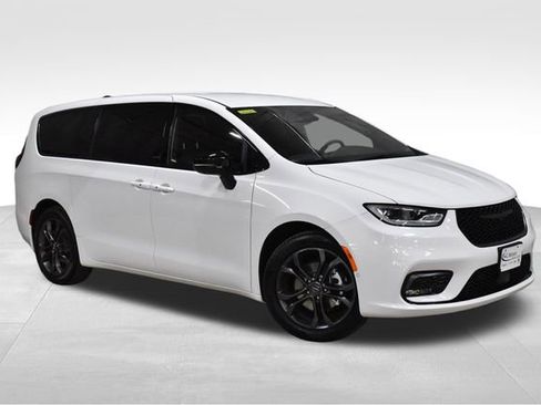 New 2026 Chrysler Pacifica Select image 4