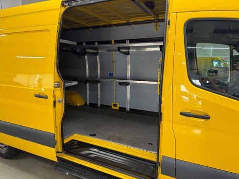 Used 2021 Mercedes-Benz Sprinter 2500 image 12
