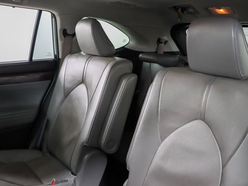 Used 2023 Toyota Highlander Limited FWD image 25