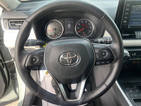 Used 2022 Toyota RAV4 XLE Premium image 9