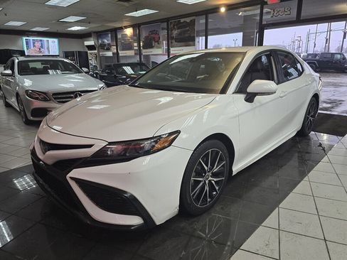 Used 2023 Toyota Camry SE FWD image 1