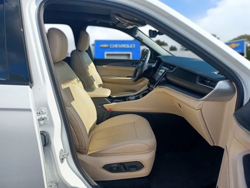 Used 2023 Jeep Grand Cherokee L Limited w/ Luxury Tech Group II AWD/4WD image 28