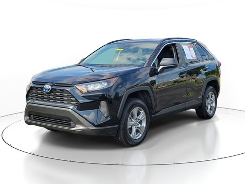 Used 2022 Toyota RAV4 LE AWD/4WD image 2