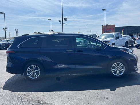 Used 2022 Toyota Sienna XSE w/ XSE Plus Package image 5
