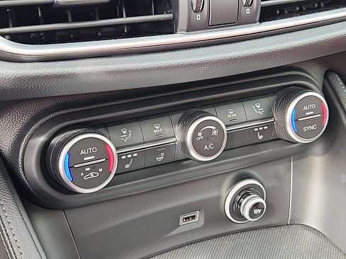 Used 2024 Alfa Romeo Stelvio Veloce image 17