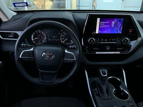 Used 2025 Toyota Highlander LE image 15