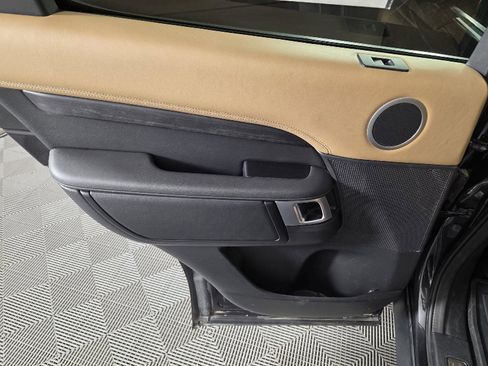 Used 2023 Land Rover Discovery Metropolitan Edition image 17