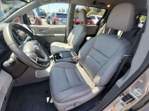 Used 2019 Toyota Sienna XLE FWD image 19