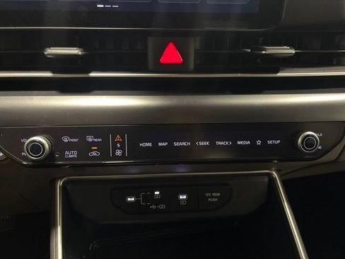 Used 2025 Kia Carnival FWD image 20