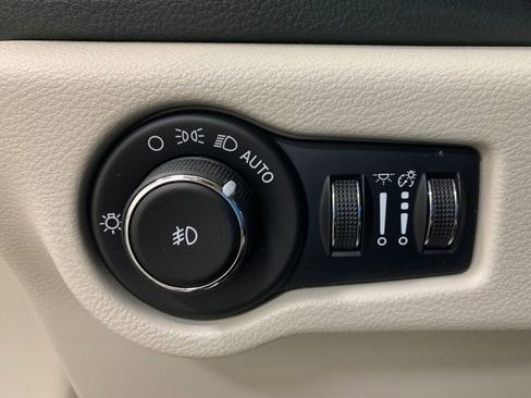 Used 2020 Chrysler Pacifica Limited w/ Tire & Wheel Group image 16