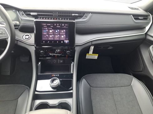 New 2025 Jeep Grand Cherokee Altitude image 3