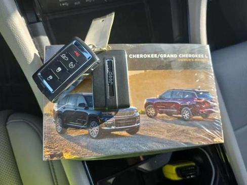 Used 2022 Jeep Grand Cherokee Overland w/ Advanced Protech Group III AWD/4WD image 15