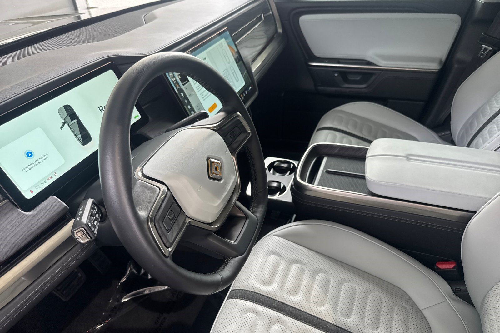 Used 2025 Rivian R1S Adventure Dual AWD/4WD image 11