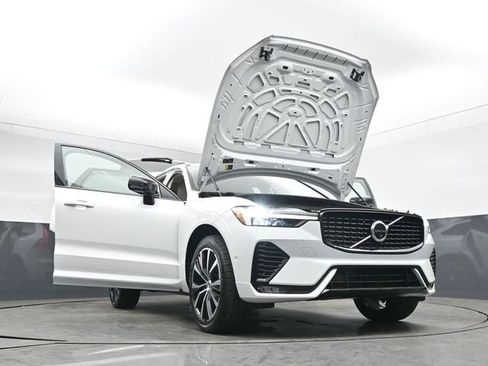 Used 2023 Volvo XC60 B5 Plus image 53