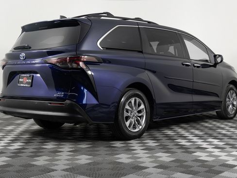 Used 2023 Toyota Sienna XLE image 8