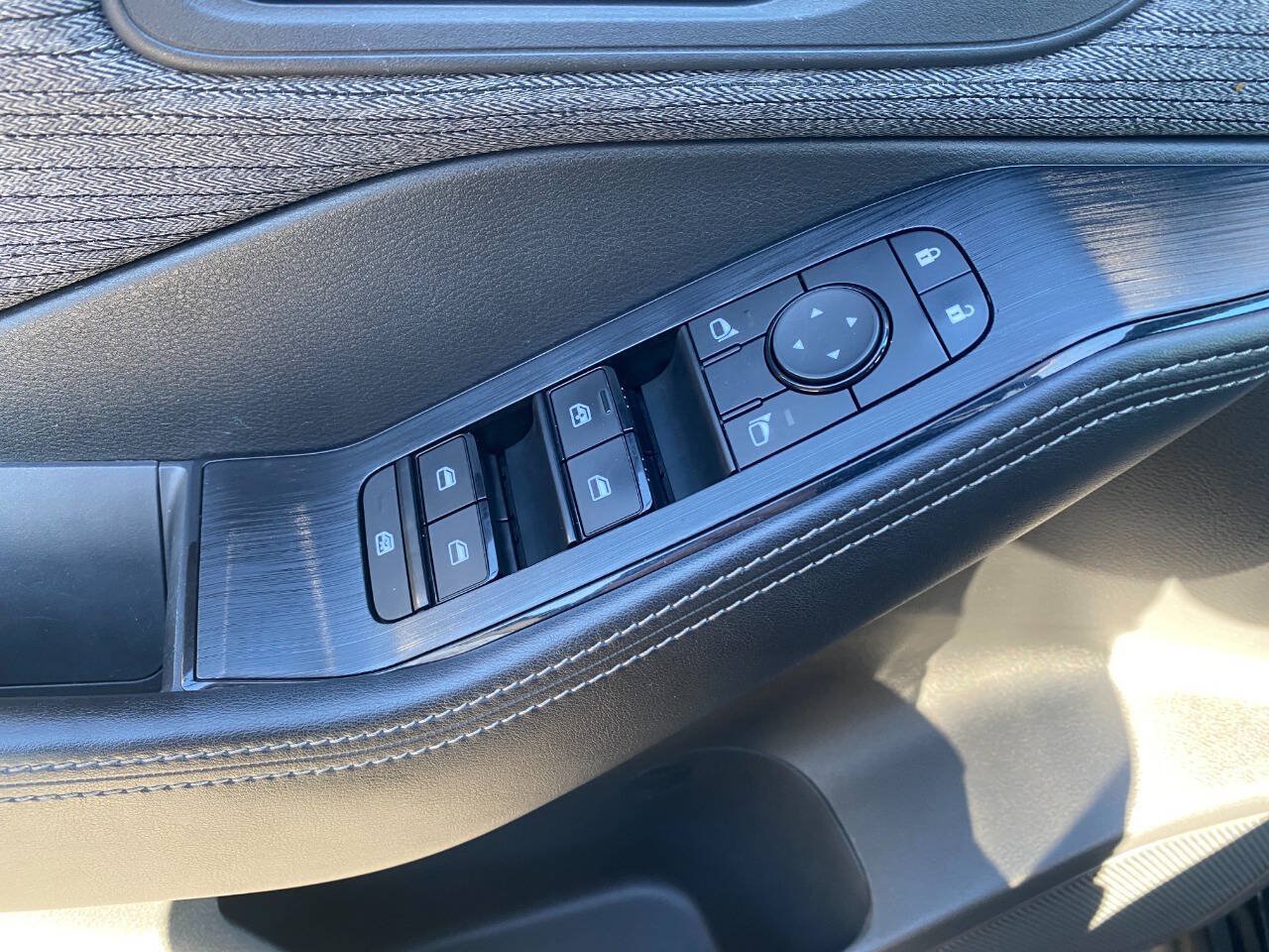 Used 2022 Nissan Rogue S AWD/4WD image 12