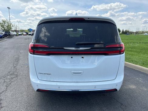 Used 2022 Chrysler Pacifica Touring-L image 7