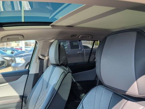 Used 2025 Volkswagen Atlas Peak Edition SE image 11