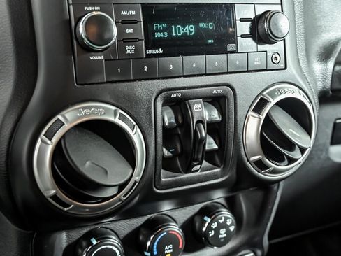 Used 2016 Jeep Wrangler Unlimited Sahara w/ Connectivity Group AWD/4WD image 23