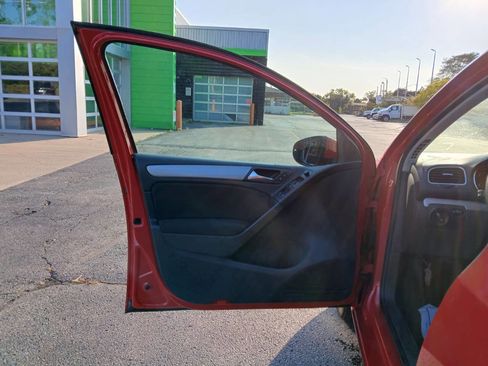 Used 2010 Volkswagen Golf 4-Door image 15
