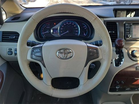 Used 2014 Toyota Sienna XLE image 25