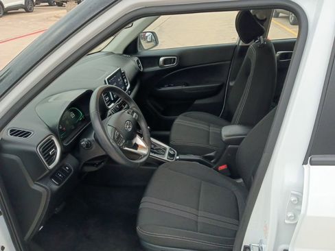 Used 2025 Hyundai Venue SEL FWD image 4