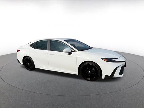 Used 2025 Toyota Camry SE image 2