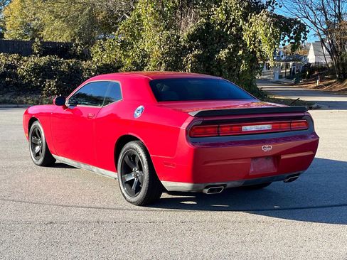 Used 2013 Dodge Challenger SXT image 17