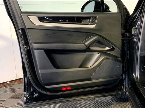 Certified 2024 Porsche Cayenne AWD/4WD image 25
