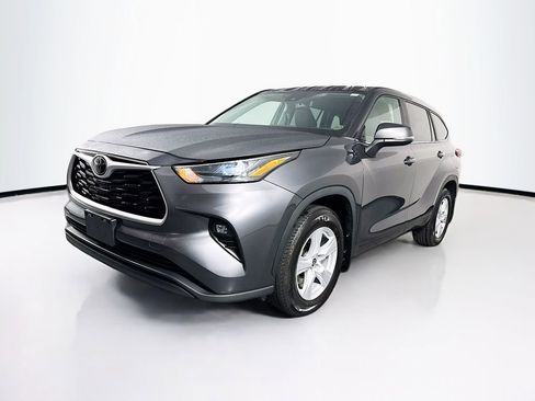 Used 2023 Toyota Highlander LE image 3