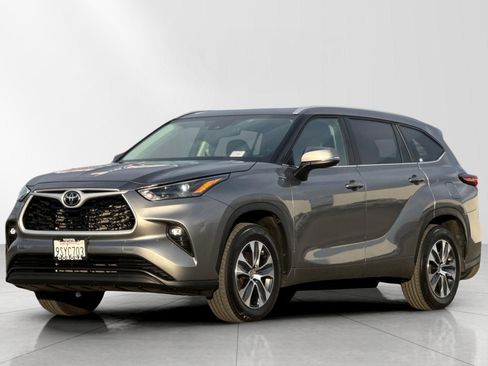 Used 2025 Toyota Highlander XLE image 8