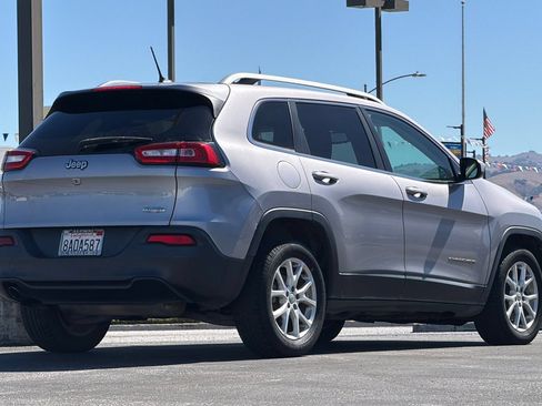 Used 2018 Jeep Cherokee Latitude FWD image 4