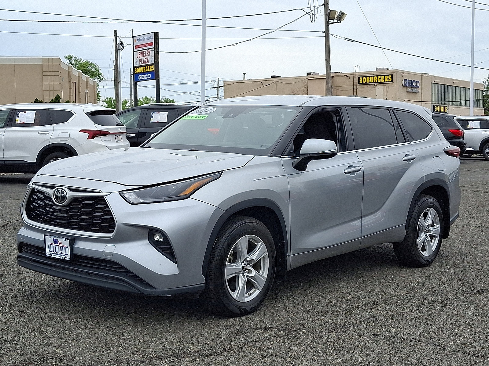 Used 2024 Toyota Highlander LE AWD/4WD image 3