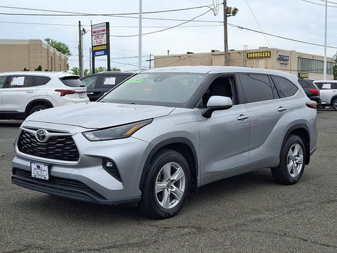 Used 2024 Toyota Highlander LE AWD/4WD image 3