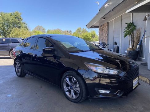 Used 2018 Ford Focus SE w/ SE Appearance Package FWD image 9